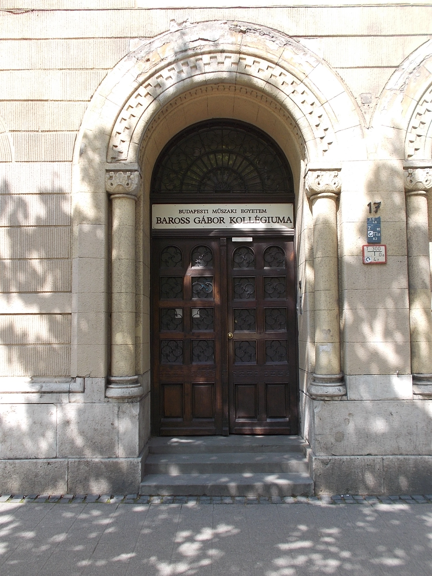 https://commons.wikimedia.org/wiki/File:BME_Baross_Gábor_Kollégium,_2017_Szentimreváros.jpg